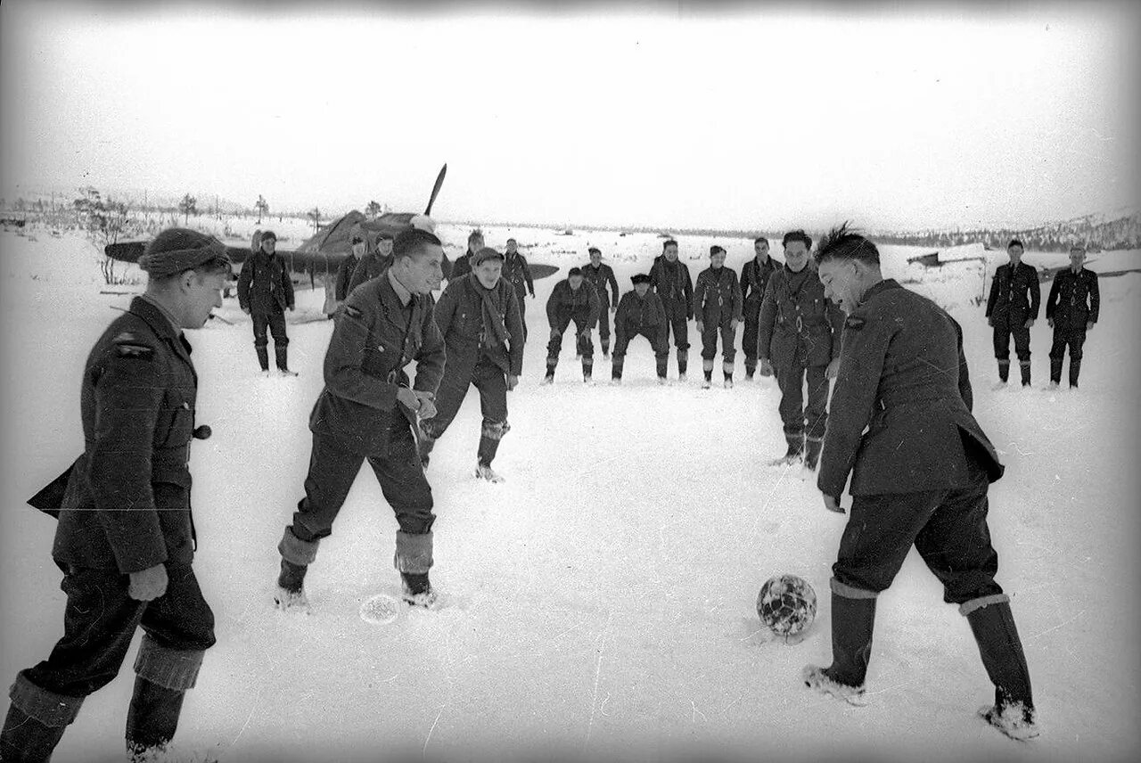 Спортсмены в годы войны. Мурманск 1942 Халдей. Футбол в годы войны 1941-1945. Футбол на войне. Спорт в годы ВОВ В СССР.