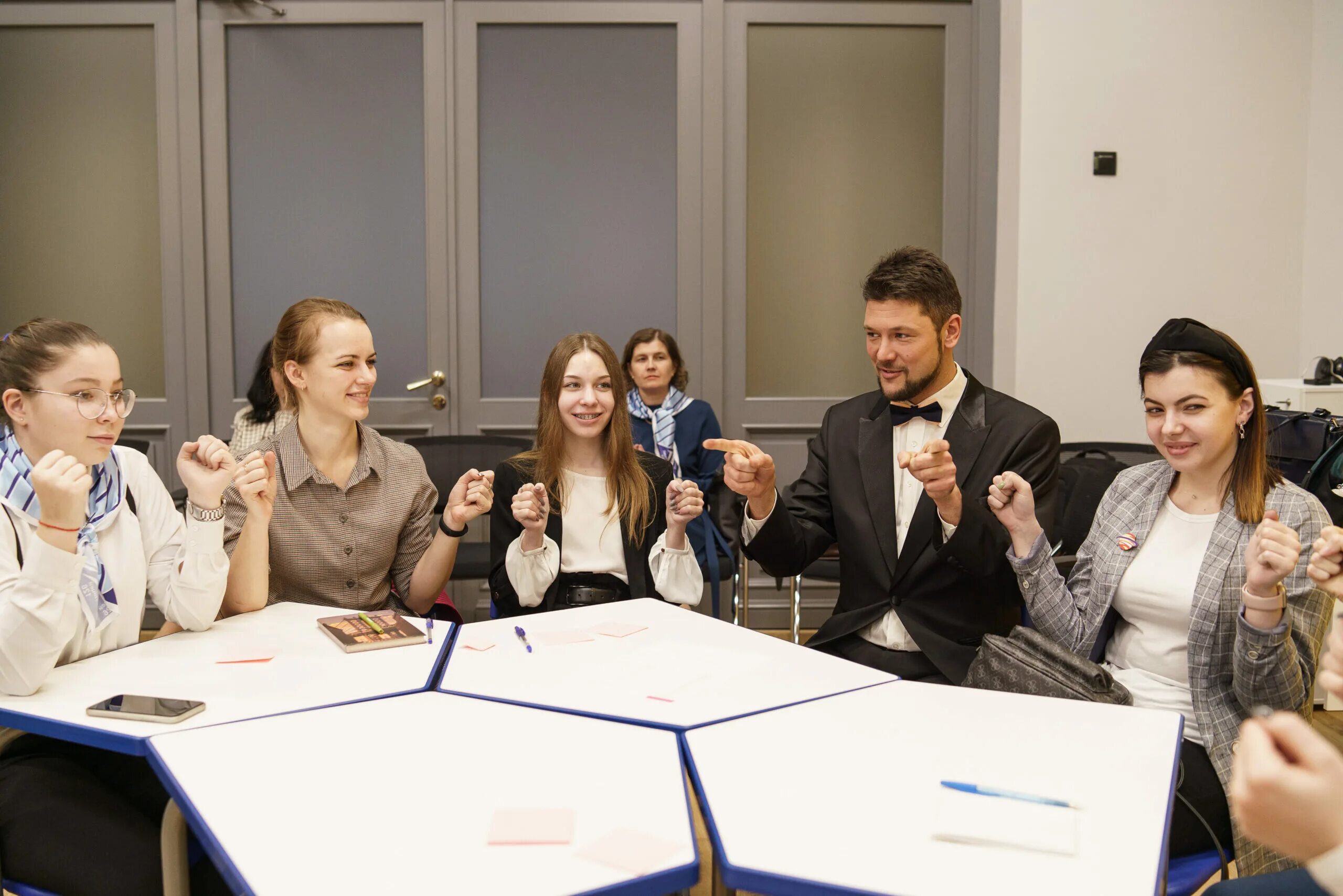 много учителей. учитель и ученик. педагог за столом. коллектив учителей и учащиеся. подросток и учитель.