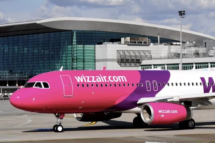 Wizz Air самолеты. Венгерский лоукостер Wizz Air. Визаир Wizzair самолет. Wizz Air салон самолета.