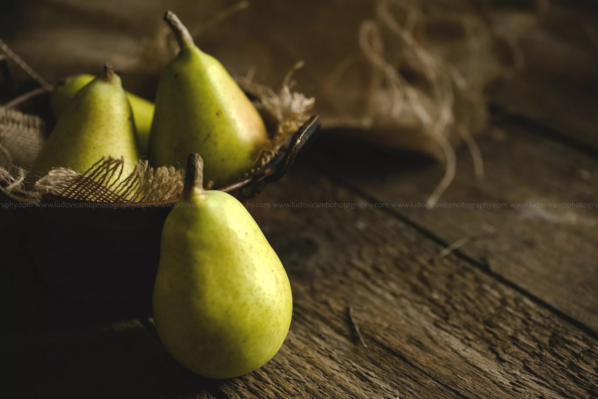 Под грушей. Нарезанная груша. Груша эстетика. Груша веселинка крона. Карамелизованная груша.