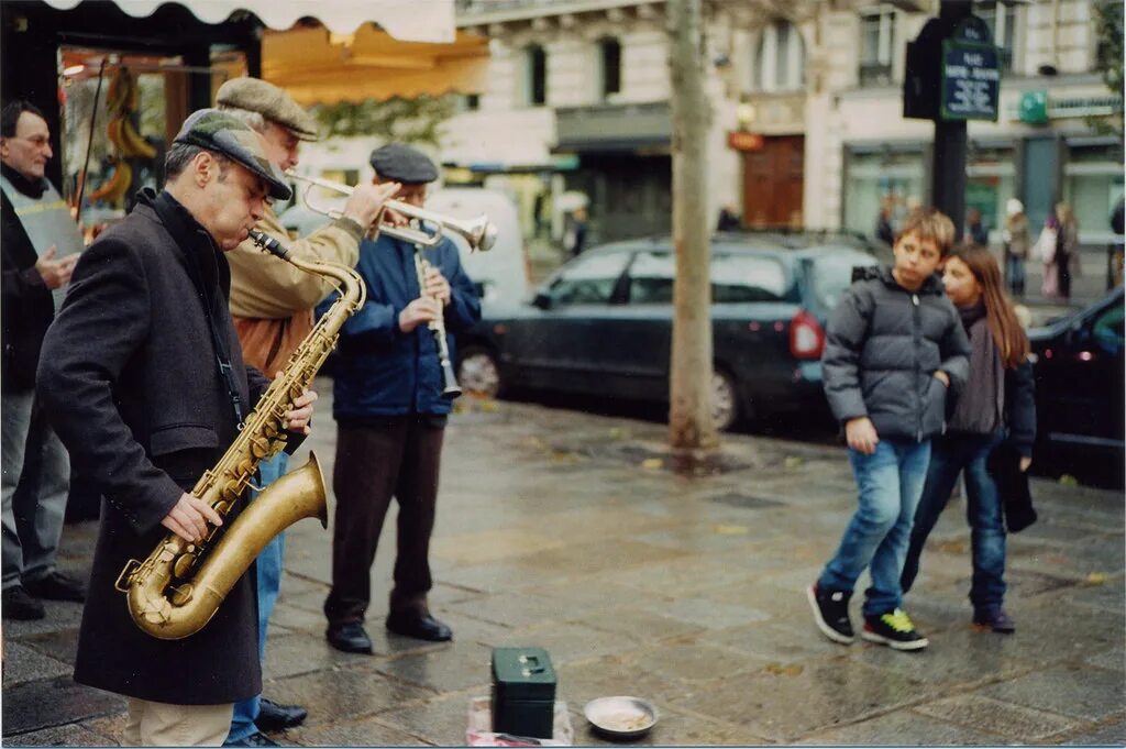 Уличный саксофонист nemiga. Уличный саксофонист. Уличный музыкант саксофон. Саксофонист на улице. Уличные джаз музыканты.