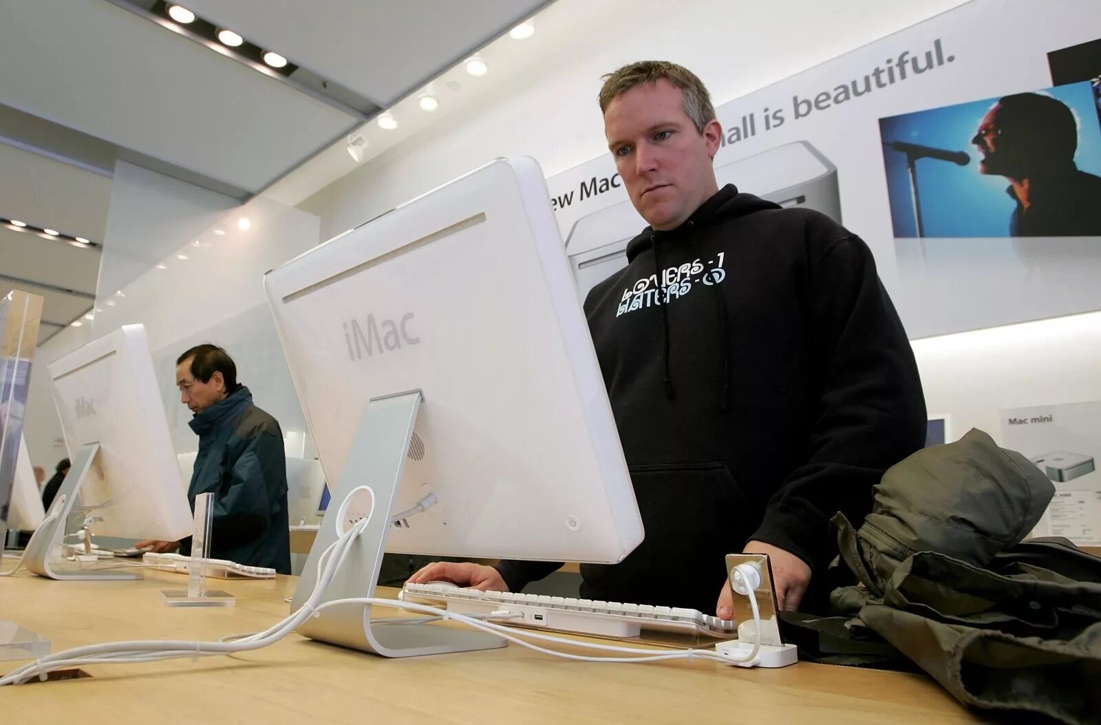 Следующая компьютер. Разработчик компьютера apple. эппл компьютер и человек. imac с человеком. мужчина с imac.