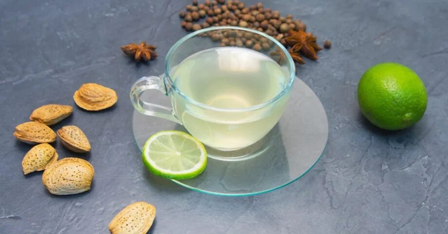 Лайм в чай. Зеленый чай с лимоном. Чай лимон лайм. Чай с лаймом вместо лимона. Meri Chai. Зеленый с лимоном.