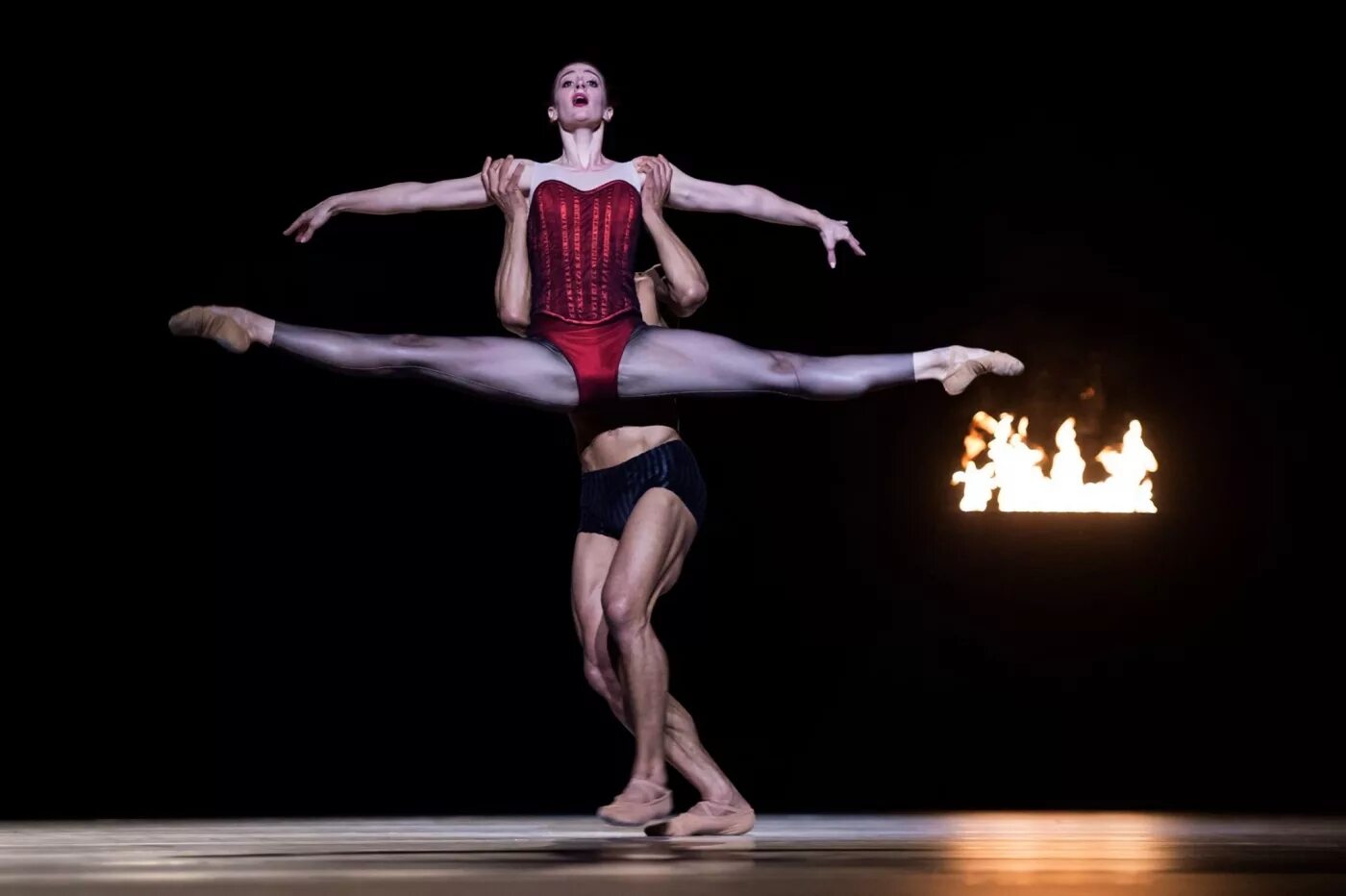 Иржи килиан маленькая смерть балет. Jiri kylian. Нидерландский балет иржи килиан. Иржи килиан хореограф. «симфониетта» иржи.