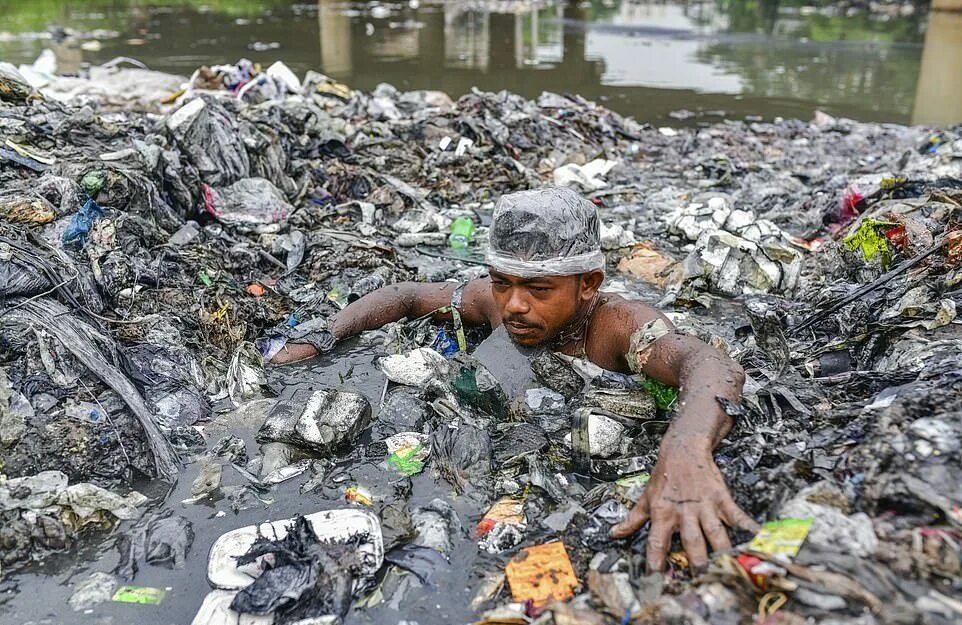 Дакка (бангладеш) загрязнение. Страшные трущобы. Какой самый худший человек. Какой самый худший человек. Дакка бангладеш экология.