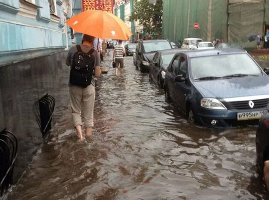 Во сколько закончится дождь сегодня. Подтопления в Москве. Ливень в Москве. Потоп в Москве. Проливные дожди в Москве.