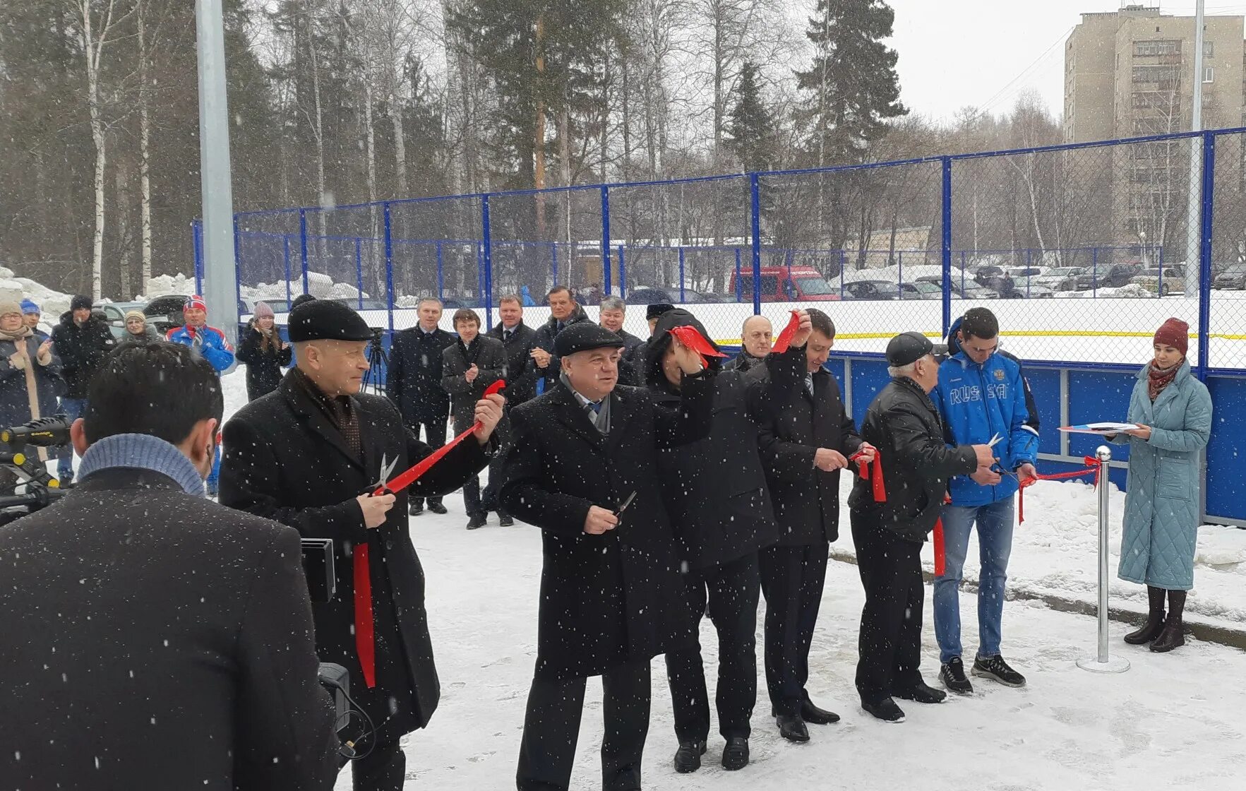 Хоккейный корт айсберг коротчаево. Каток новоуральск. Каток айсберг новоуральск. Каток айсберг новоуральск. Каток айсберг новоуральск.