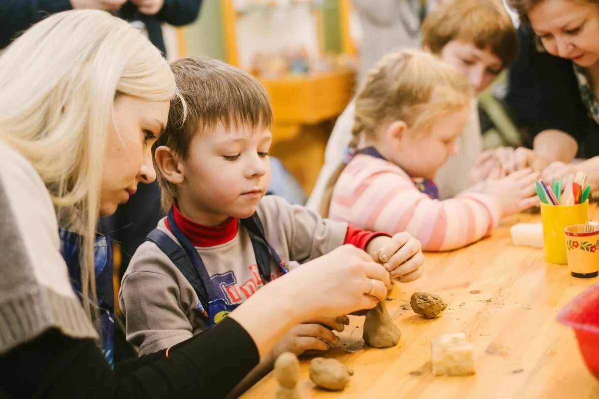 Дети лепят из глины. Занятия лепка с детьми. Лепка из глины для детей. Лепка для дошкольников.