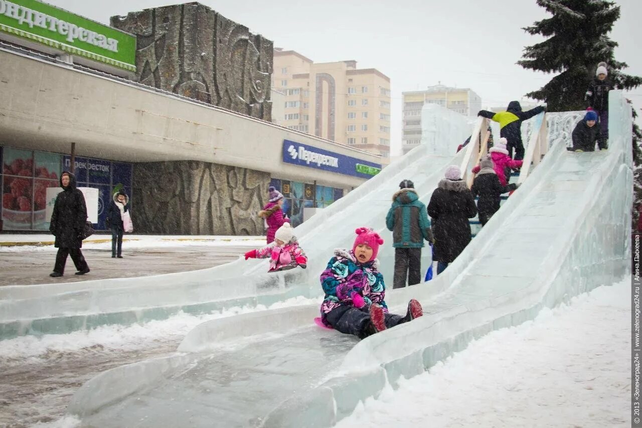 Пр горок пр тихнуть. Горка в МЖК Зеленоград зимой. Горка в Зеленограде. Ледяная горка. Ледяные горки.