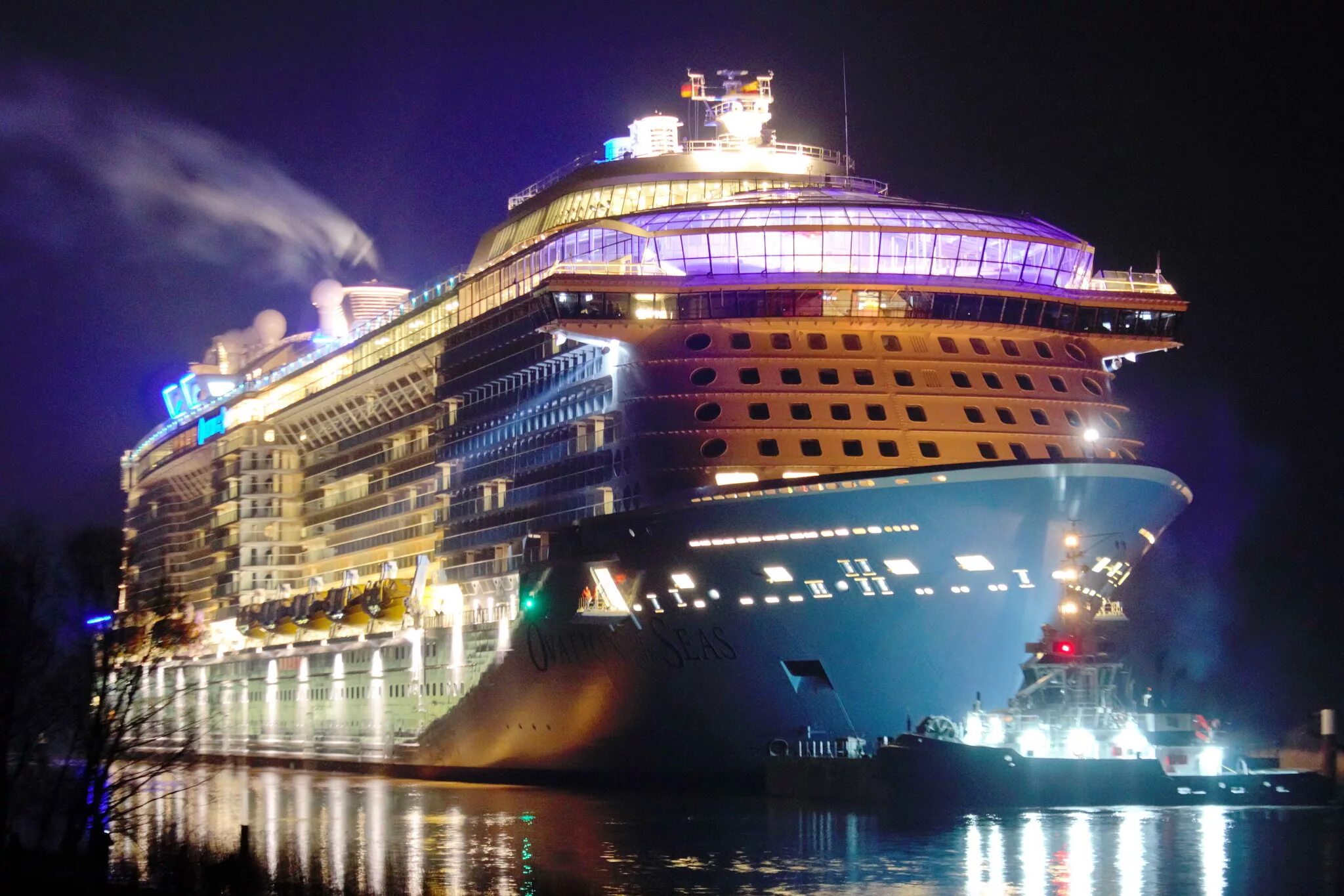 Rage of the seas. Ovation of the Seas лайнер. Carnival Conquest лайнер. Круизный лайнер Айкон. Круизный лайнер Royal Ovation.