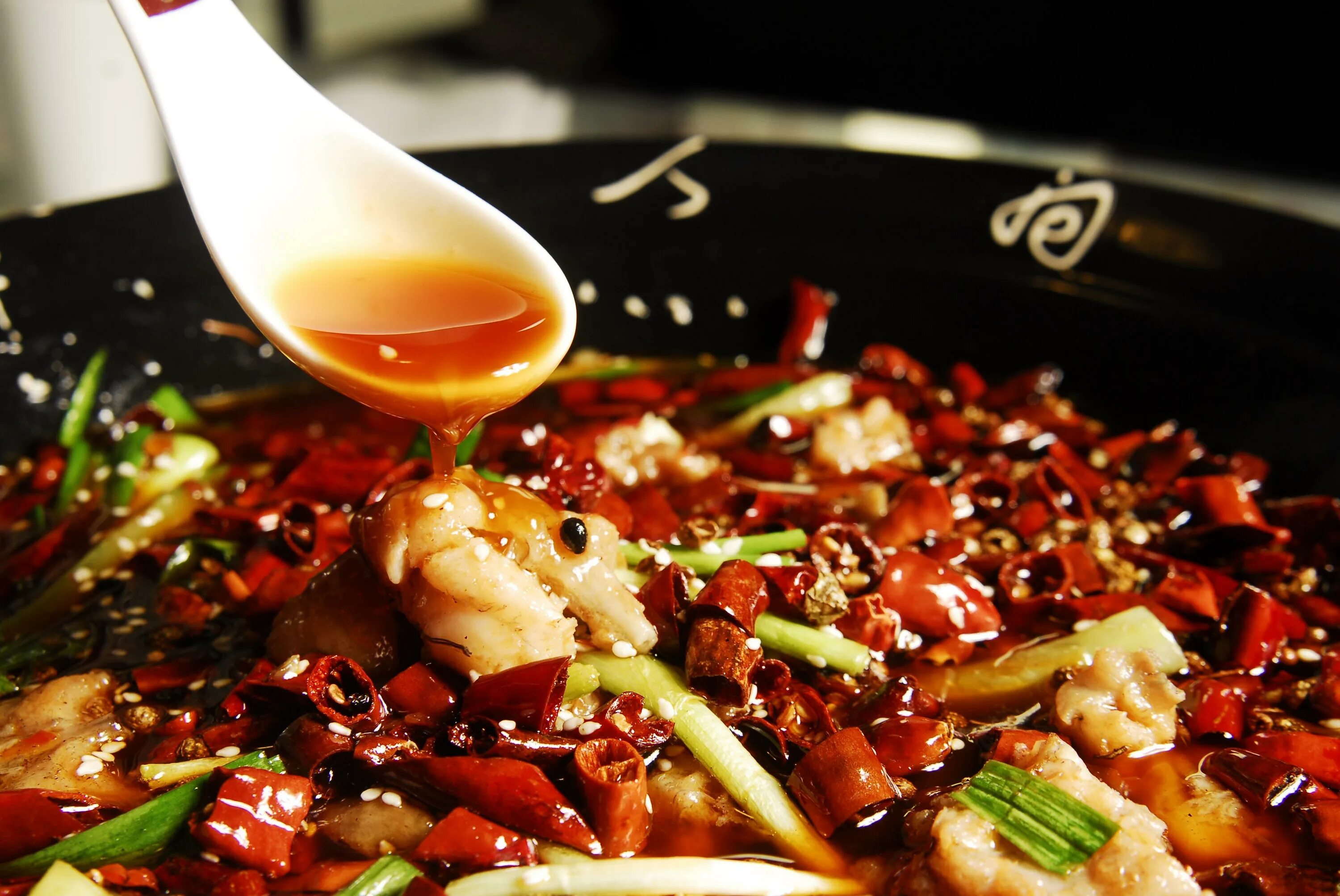 лапша удон wok. китайская кухня дома. китайский стол с едой. китайский стол с едой. традиционная китайская кухня.