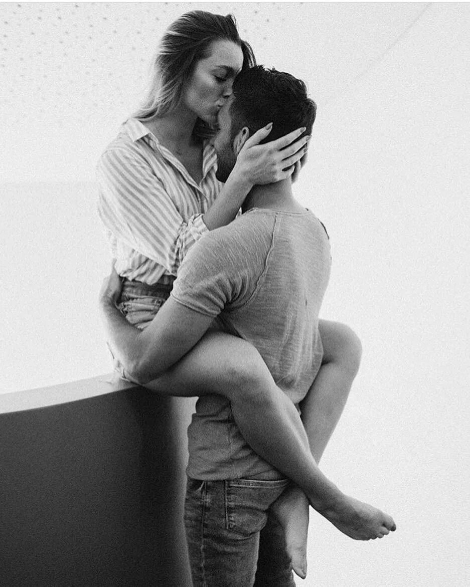 Любовь в бассейне. Rtbonga18 пары. Фотосессия пары топлес. Красивые пары. Домашняя фотосессия пары.