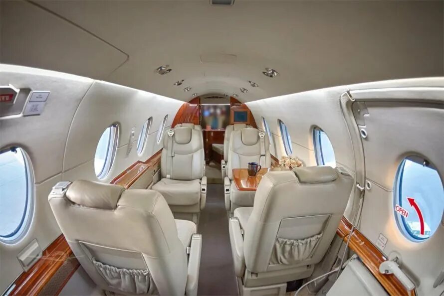 Роскошный частный самолет гольфстрим. Частный самолёт dassault falcon 900ex. Hawker 800xp салон. Бизнес джет гольфстрим. Airbus business jet a220.