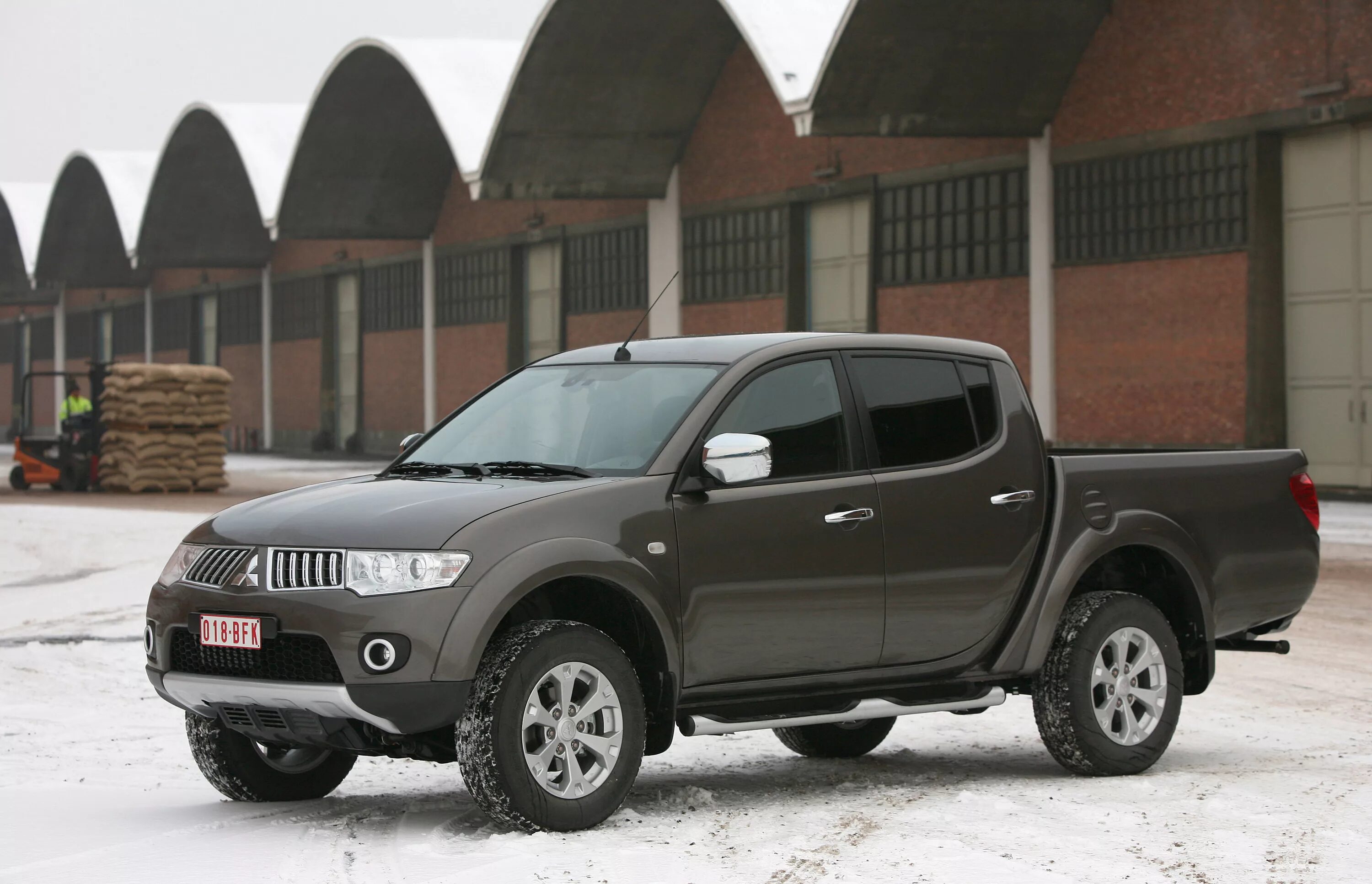 Черный л 200. Мицубиси л200. Mitsubishi l200. Мицубиси пикап л200. Mitsubishi l200 хаки.