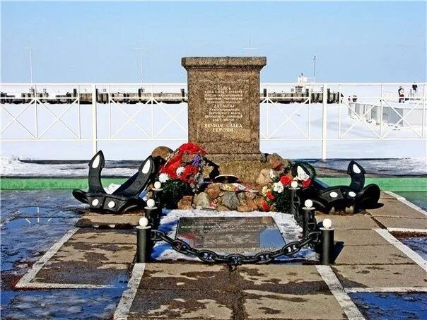 Петергоф морского десанта. Памятник морскому десанту в петергофе. петергофский десант памятник. морской десант в петергофе 1941.