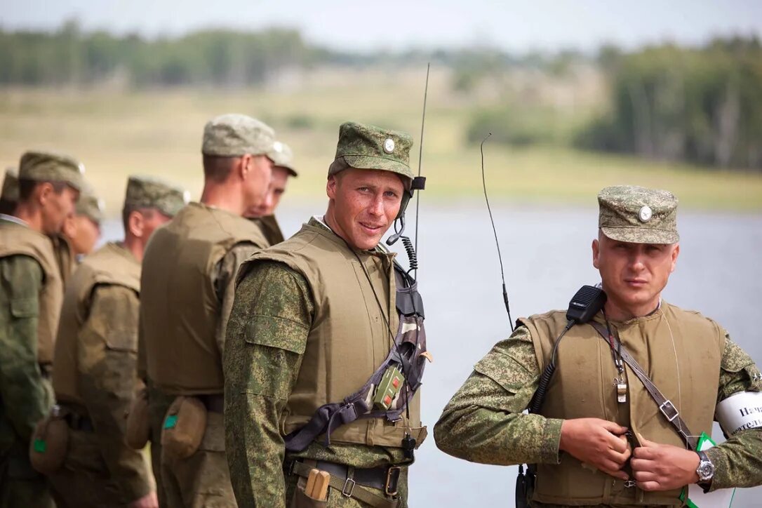 Получить военный. Контрактники в Российской армии. Солдат контрактник. Военнослужащие контрактники. Офицер контрактник.