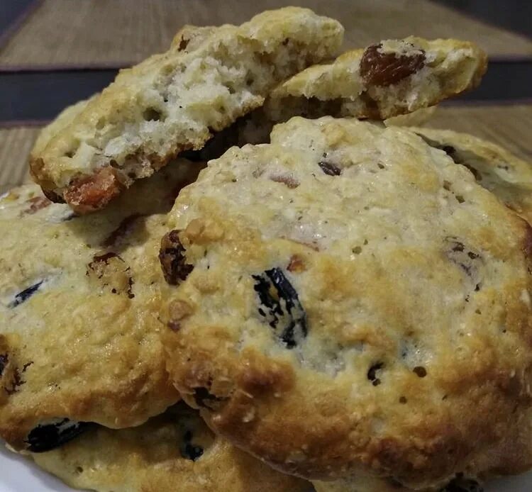 Печенье с изюмом рецепт в духовке. Печенье Лакомка с изюмом. Творожное печенье с изюмом. Печенье с курагой и изюмом. Печенье с творогом и изюмом.