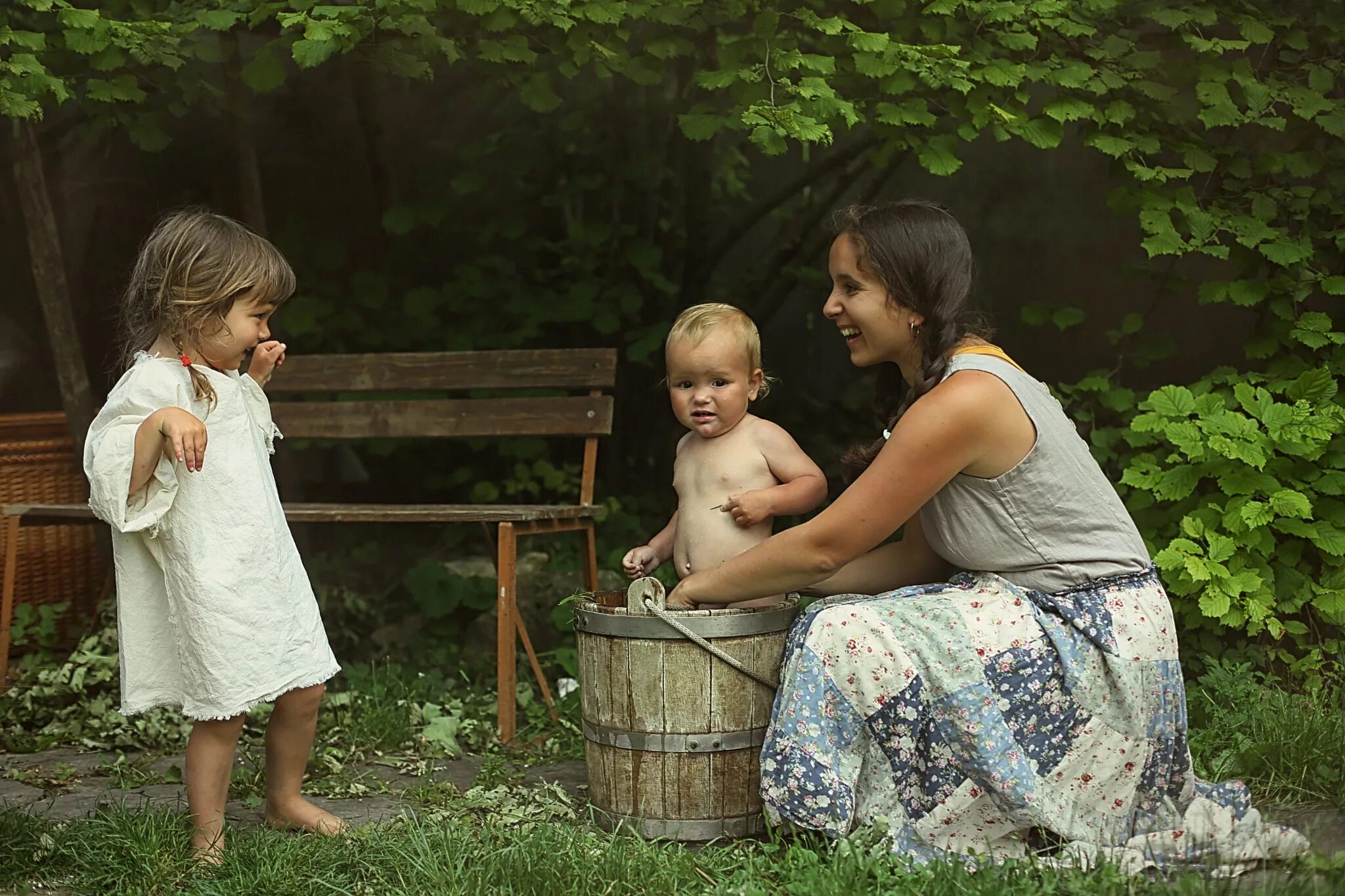 Сын смотрит как мама писает. Мама в деревне. Мама с ребенком в деревне. Мама и дети село. Мама с дочкой в деревне