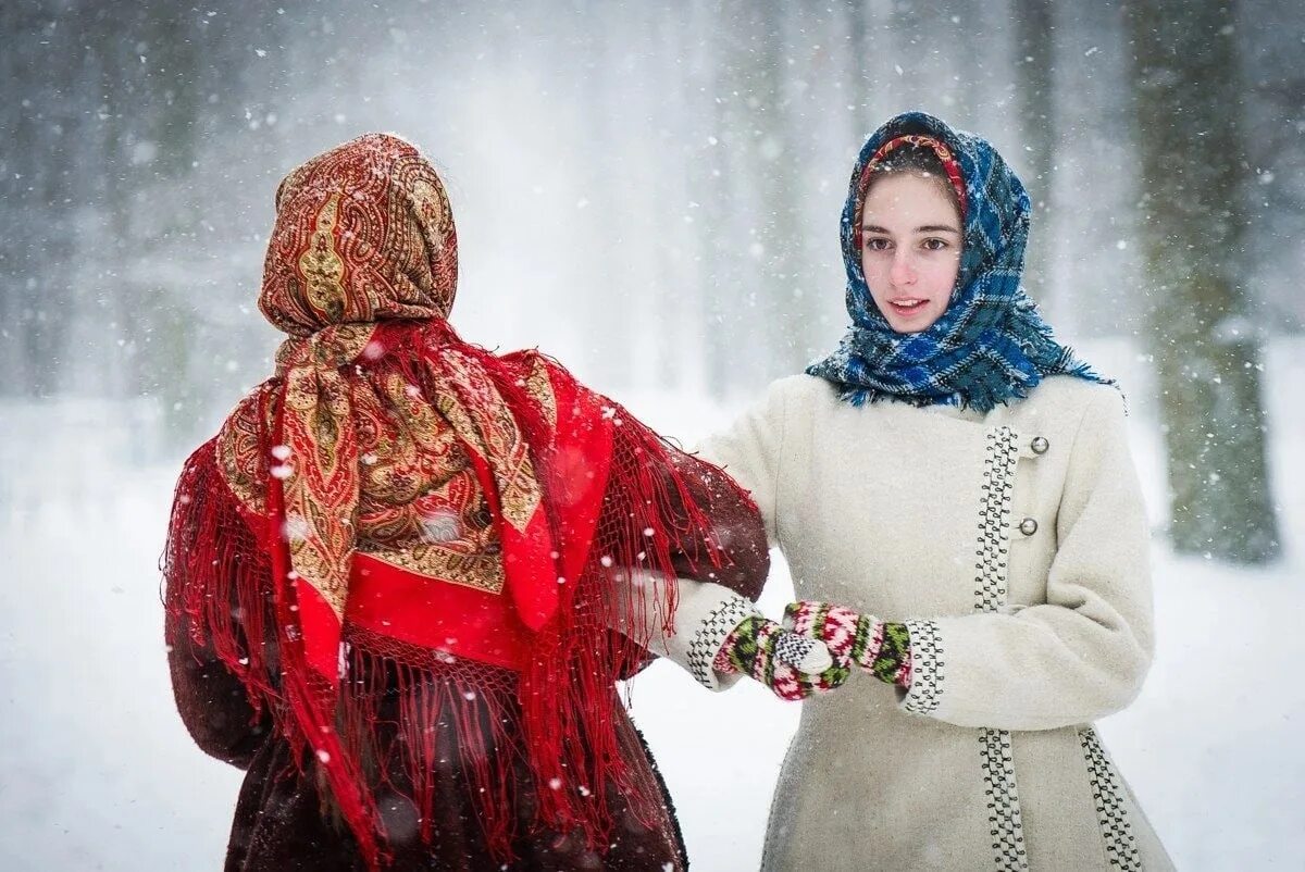 В парчовом платке. Русские зимние Наряды. Русский народный зимний костюм. Фотосессия в русском народном стиле зимой. Русская Национальная зимняя одежда.