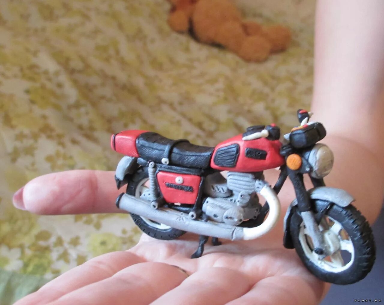 советский мотоцикл из пластилина. матонцык из пластилина. фигурка из пластилина мотоцикл. лепить мотоцикл. мотоцикл харлей дэвидсон из мастики мк.