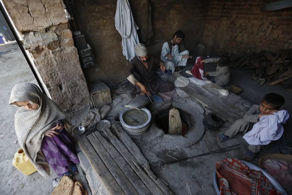 Жизнь в афганистане. Афганистан люди фото. Афганистан бедные люди. Бедный народ афганистан. Жизнь в афганистане.