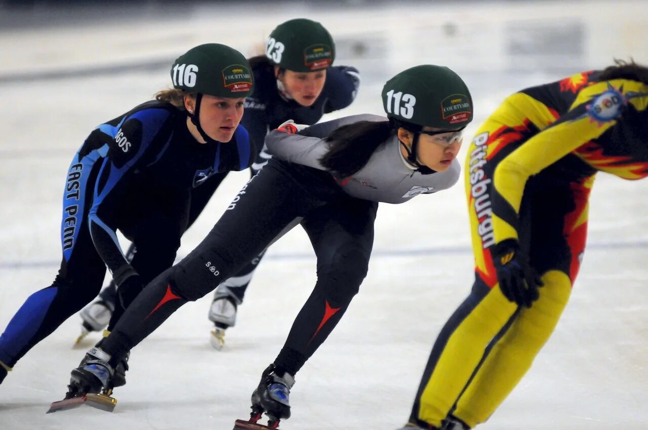 Speed main. Конькобежный спорт. Конькобежный спорт экипировка. Спидскейтинг. Спидскейтинг спорт зимой.