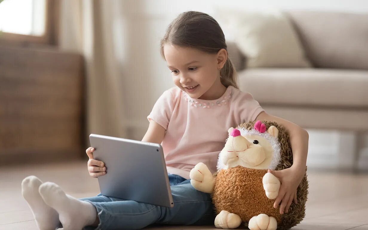 Цифровые дети. Smart child. Kid girl watch Tablet. Watch the Tablet. Включи спокойную детскую