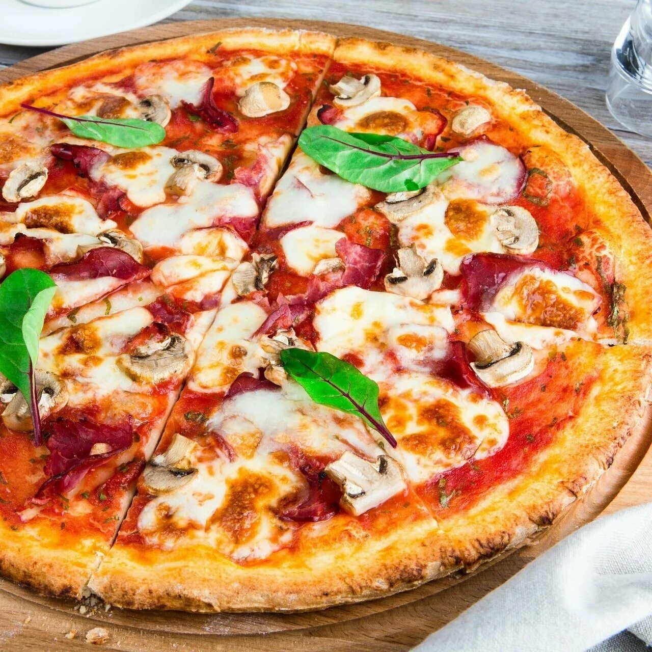 Пицца моцарелла. Пицца: салями, грибами, Маргарита.. Пицца с моцареллой и помидорами. Пицца с моцарелла с помидорами. Пицца Маргарита с салями.