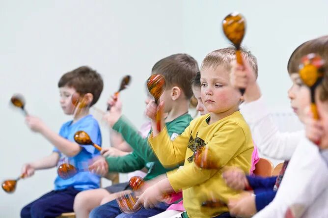 Танцы для малышей. Музыкальные занятия в детском саду. Дошкольники на музыкальном занятии. Логоритмика для дошкольников. Логоритмика для детей занятия.