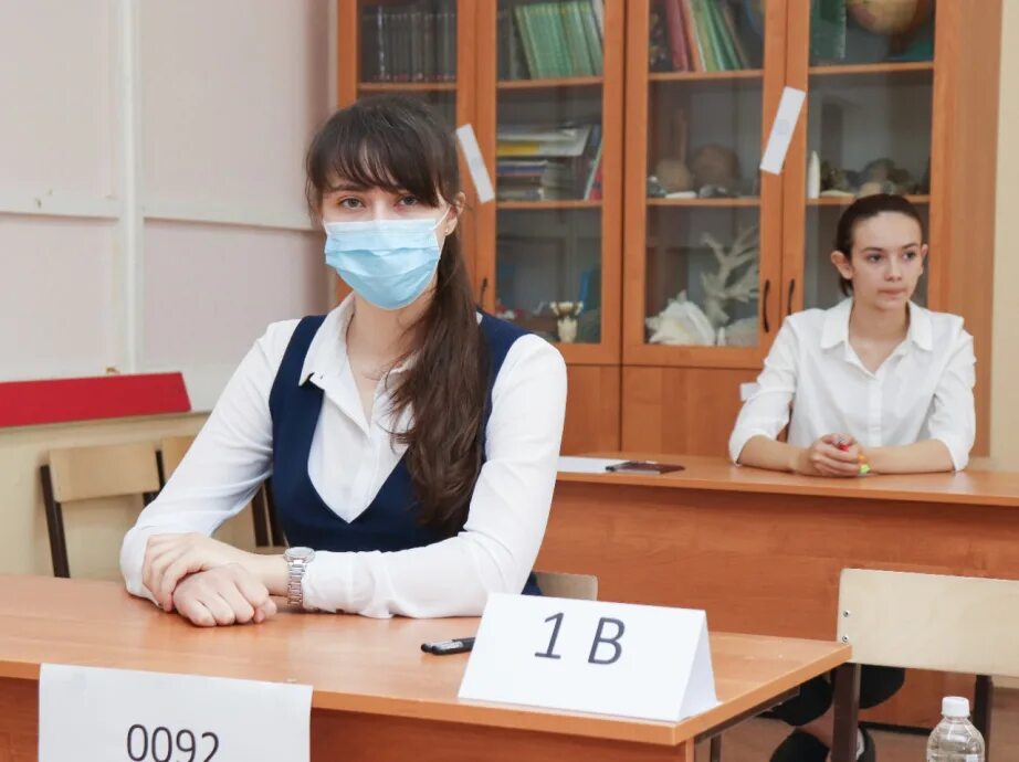 Экзамены в школе. Школьники на егэ. В какой школе сдавать егэ. В какой школе сдавать егэ. Школьники на егэ.