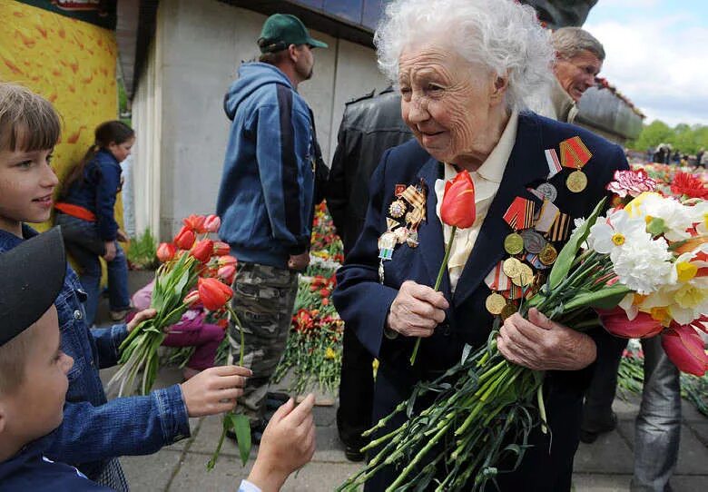 Идти на встречу с ветераном. Ветеранам дарят цветы. Гвоздики ветеранам. Ветеран с гвоздиками. Дети дарят цветы ветеранам.