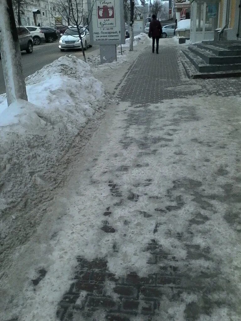 обледенелая дорога тротуара. противо галоледные реагенты. посыпка дорог песком. посыпка реагентами тротуаров. в гололедицу тротуары.