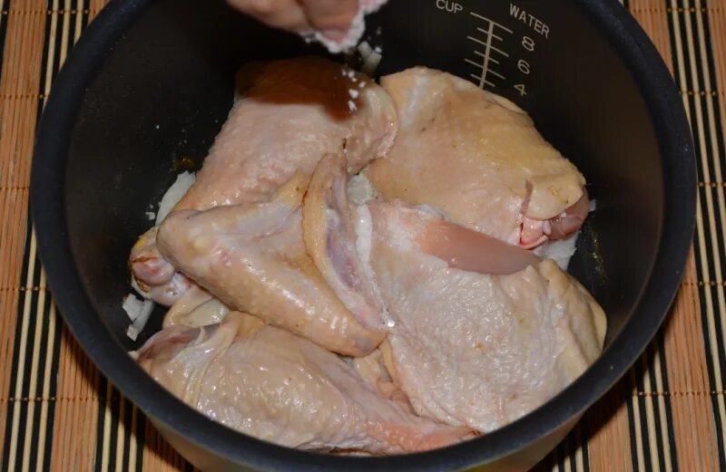 Нужно варить куриную грудку. Курица для варки. Курица с луком в мультиварке. Домашняя курица в мультиварк. Куриная грудка на пару в мультиварке.