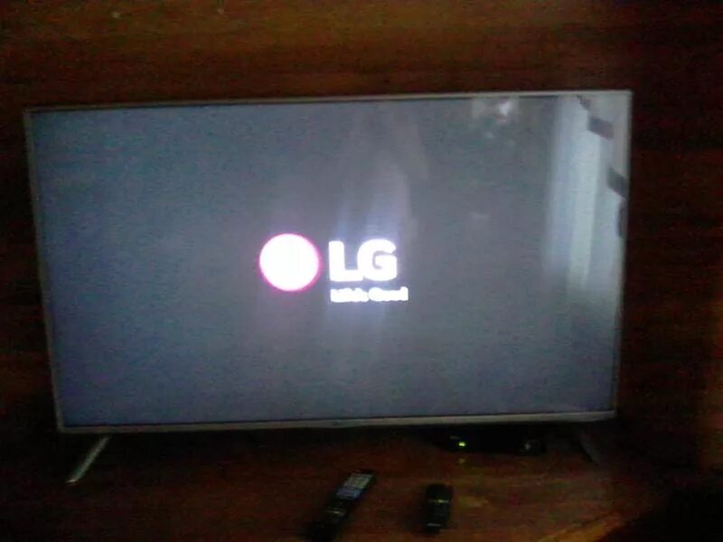 Телевизор LG 32lb561v. Телевизор Хайер красный индикатор. Телевизор 32 дюйма LG голубой экран. Телевизор LG С сенсорными кнопками. Причина темного экрана телевизора