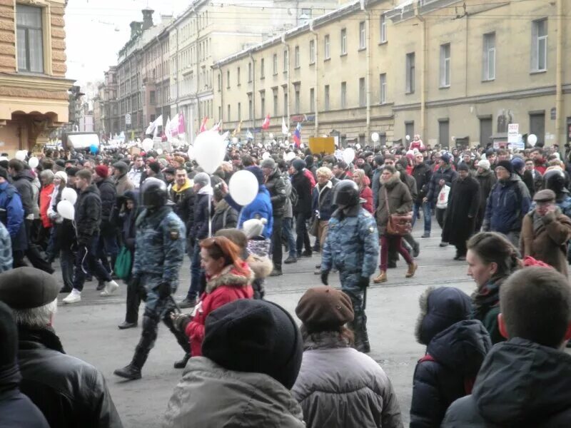 Хлопки в петербурге сегодня. Митинг в петербурге сегодня. фото людей в питере сейчас. флэшмоб на большой конюшенной. фото концерт на конюшенной площади сегодня в питере.