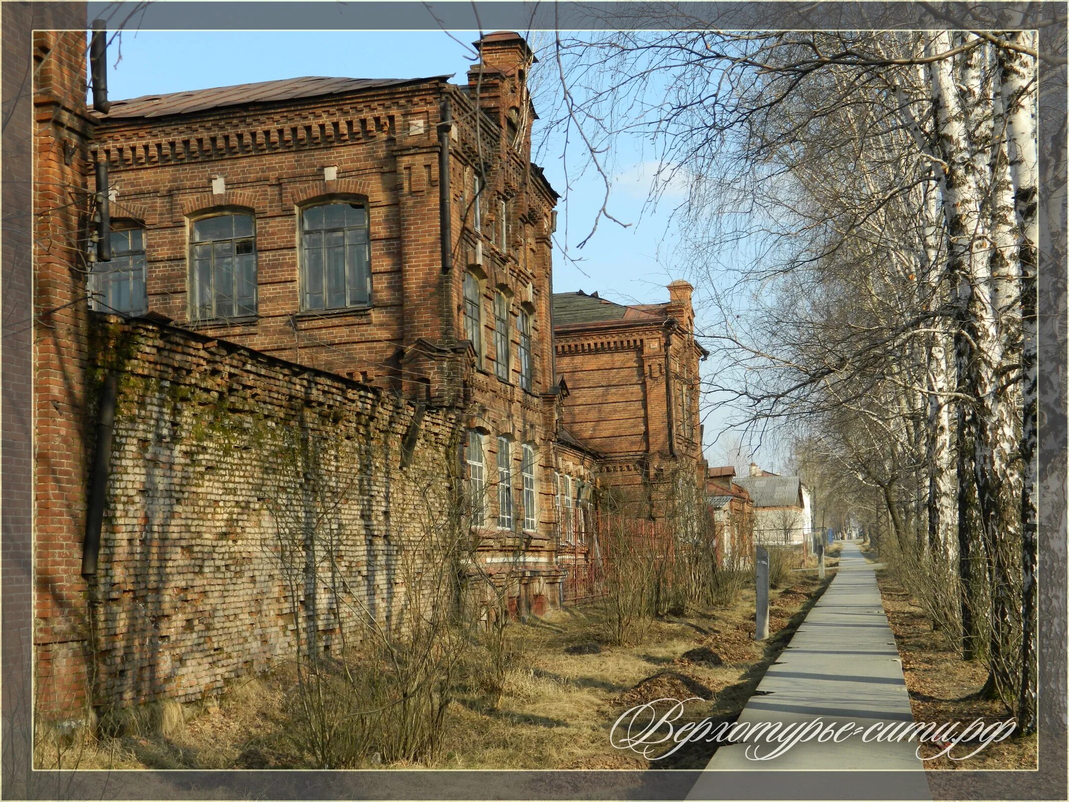 Верхотурье улица. Коньковый завод в Верхотурье. Верхотурье дом купца. Завод коньков Верхотурье. Провинциальные города России.