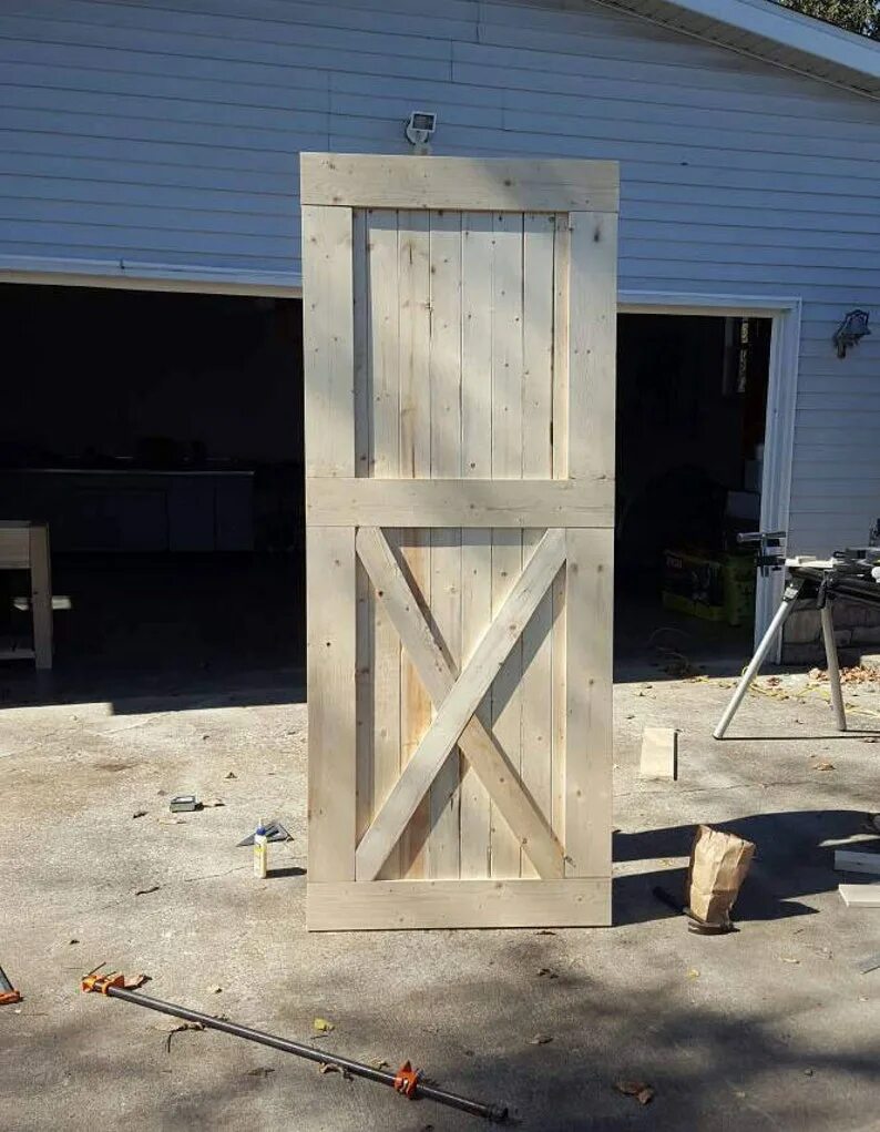 Откатная дверь в сарай. Деревянная дверь в сарай. Деревянная дверь из досок. Деревянная дверь из досок. Дверь в хозблок.