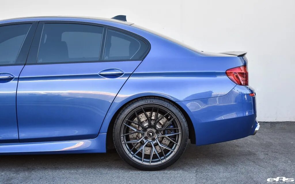 Диски BMW m5 f10. BMW f10 Montecarlo Blue. BMW 5 f10 на дисках. BMW m5 f10 колеса. Диски на м5
