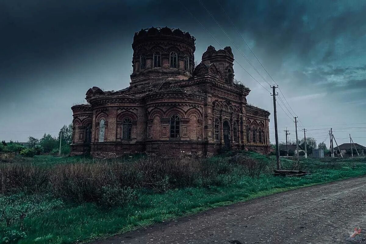 Какой храм был разрушен. Заброшенный храм Никольск Оренбургская область. Руины заброшенной церкви Пермский край. Разрушенные храмы Ивановской области. Заброшенные церкви Котласского района.