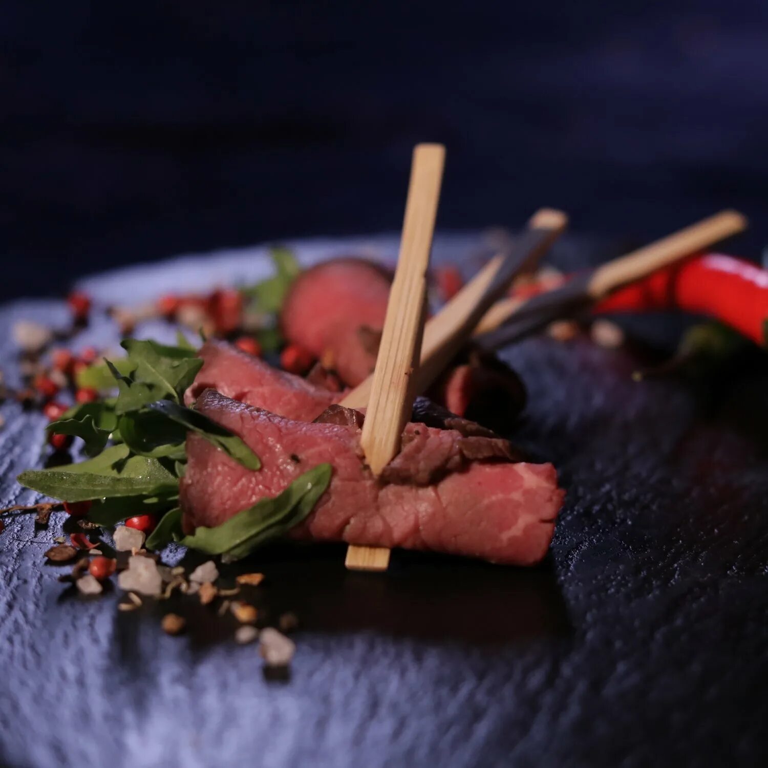 Ростбиф меню. Ростбиф с рукколой. Руккола с ростбифом. Салат с ростбифом и рукколой. Салат с ростбифом и грушей.