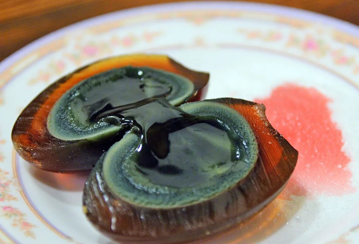 Столетние яйца китайский деликатес. Тысячелетнее яйцо китай. Тухлый деликатес. Тысячелетнее яйцо китай. Китайский деликатес тухлое яйцо.