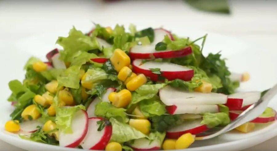 Салат с редисом и кукурузой. Салат редиска кукуруза огурец. Салат весенний с кукурузой. Салат с редиской и кукурузой. Салат с яйцами редиской и зеленым луком и картошкой.