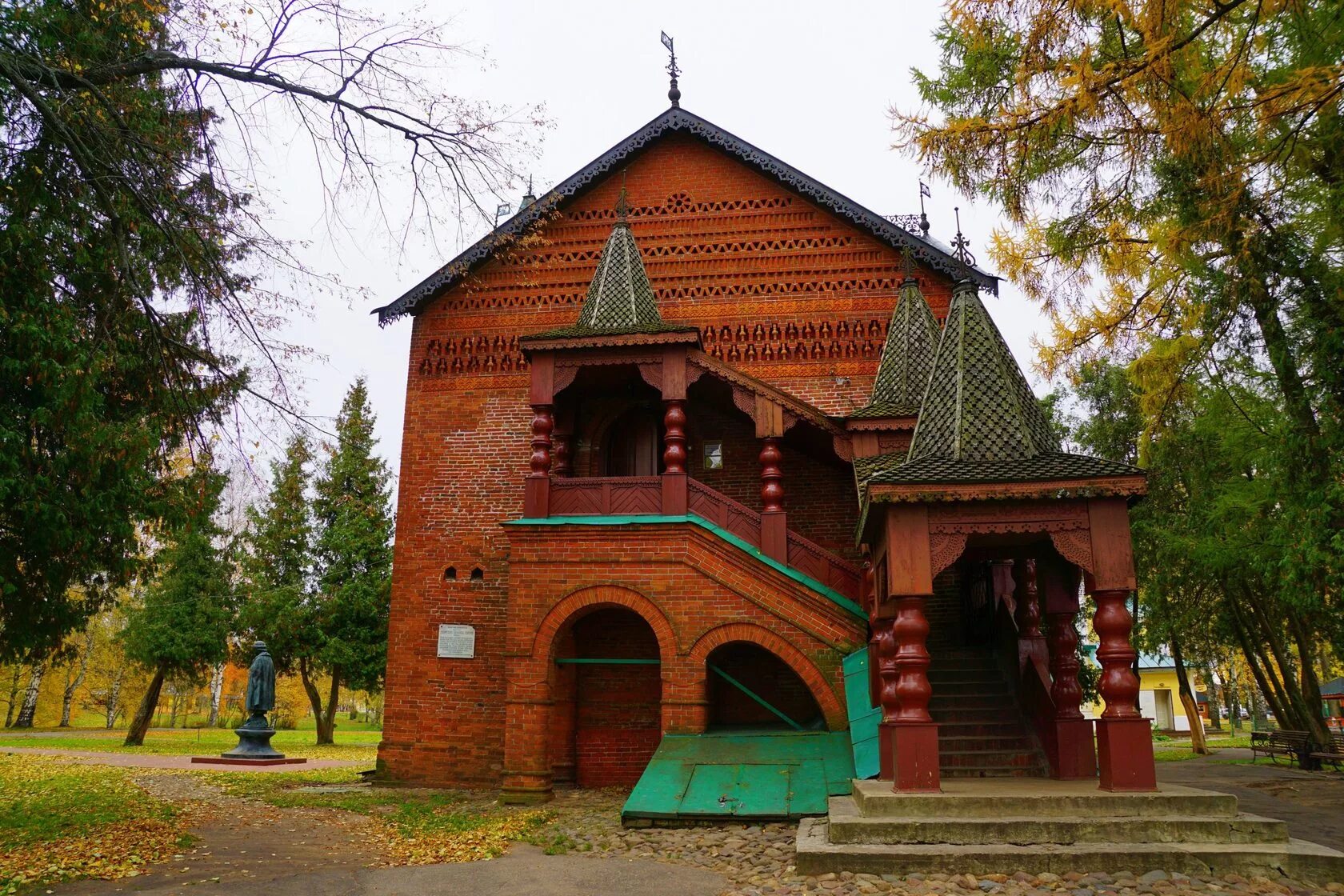 Дворец царевича Дмитрия в Угличе. Углич палаты царевича. Палаты угличских князей Углич. Угличский Кремль палаты удельных князей. Дома царевича