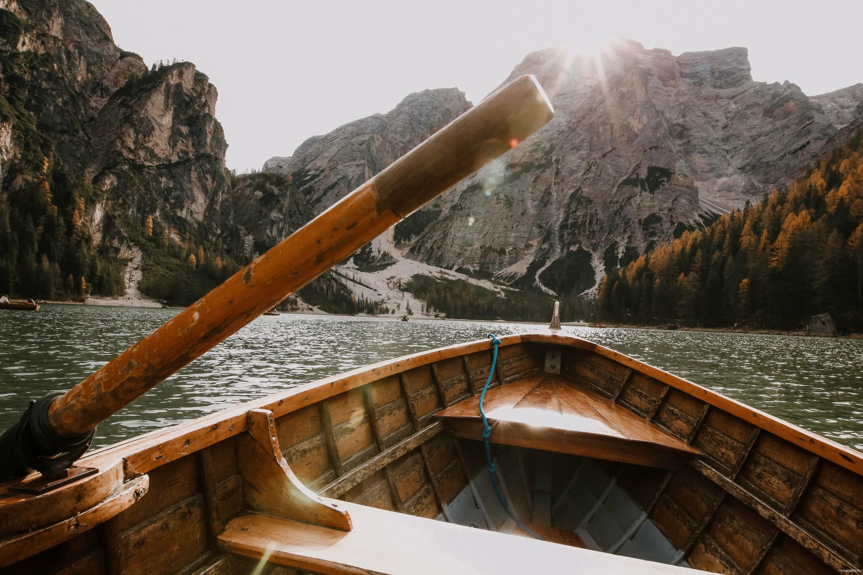 Горн путешествия. Нос лодки. Лодка в горах. Лодка на Горном озере. Вид из лодки.