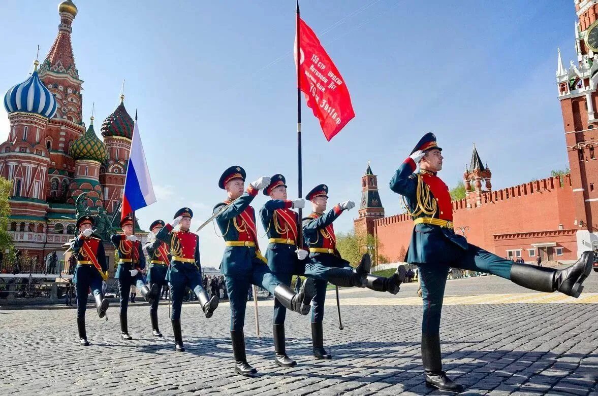 Какова парад. Знамя Победы на параде Победы в Москве. Парад Победы в Москве флаг Победы. Вынос Знамени Победы на красной площади. Знаменная группа Преображенского полка.