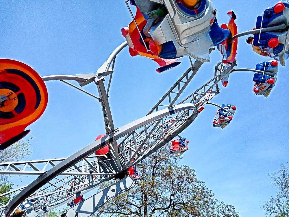 Дети на карусели. Six flags fiesta texas сан-антонио. День аттракционов. Лунапарк карусель. Парк горького аттракционы москва 2023.