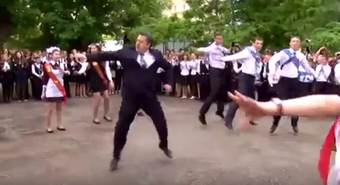 Танец директора Овсенева Саратов. Зажигательный танец лицей выпускной. Директор станцевал на последнем звонке Саратов.