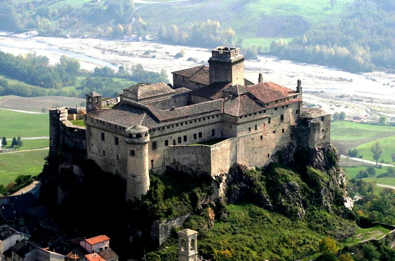 Замки древности. Италия Castello di Bardi. Замок Тауферс в Италии. Замок Барди. Замок Грианта Италия.