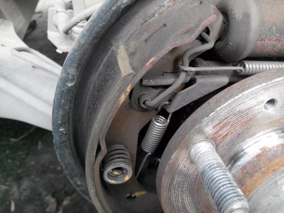 Как заменить задние колодки на шевроле Покраска барабанов Chevrolet Aveo Sedan (2G), 1,6 л, 2013 года своими руками D