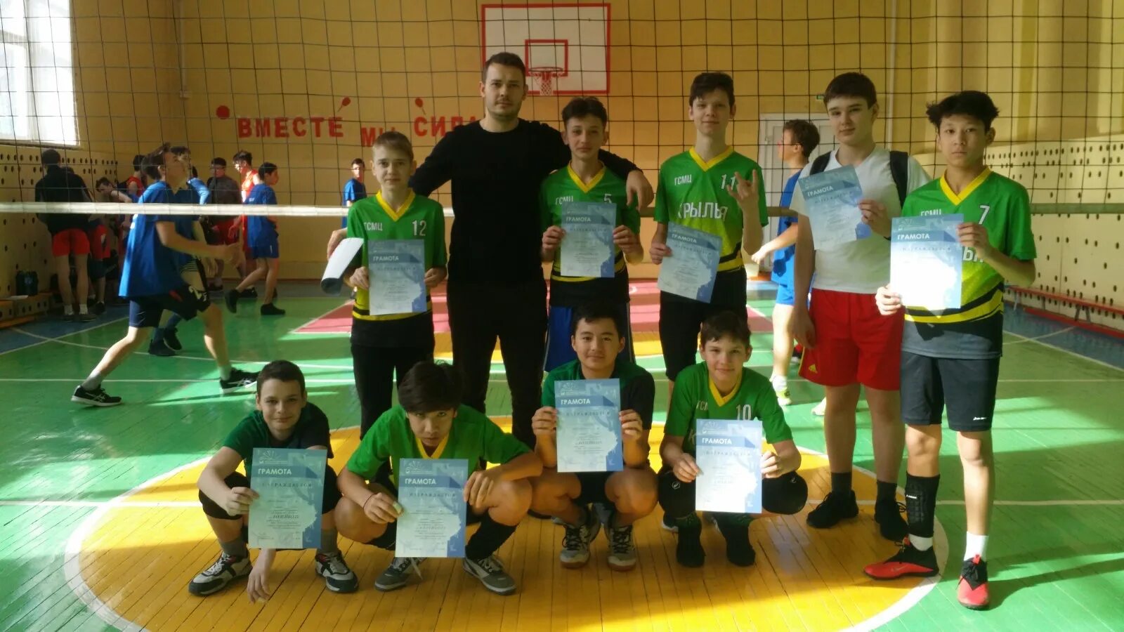 учитель физкультуры иркутск. построение по физкультуре в школах. учитель физкультуры иркутск. физра заключительная часть. иркутск 17 школа спорт зал.